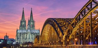 Check in thành phố Cologne cổ kính trong tour du lịch Đức